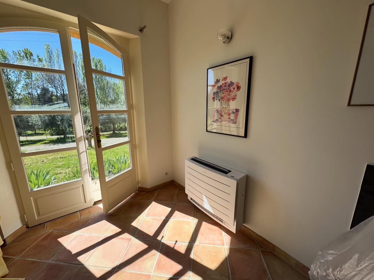 Installation d’une console Daikin pour le salon d’un très joli Mas provençal